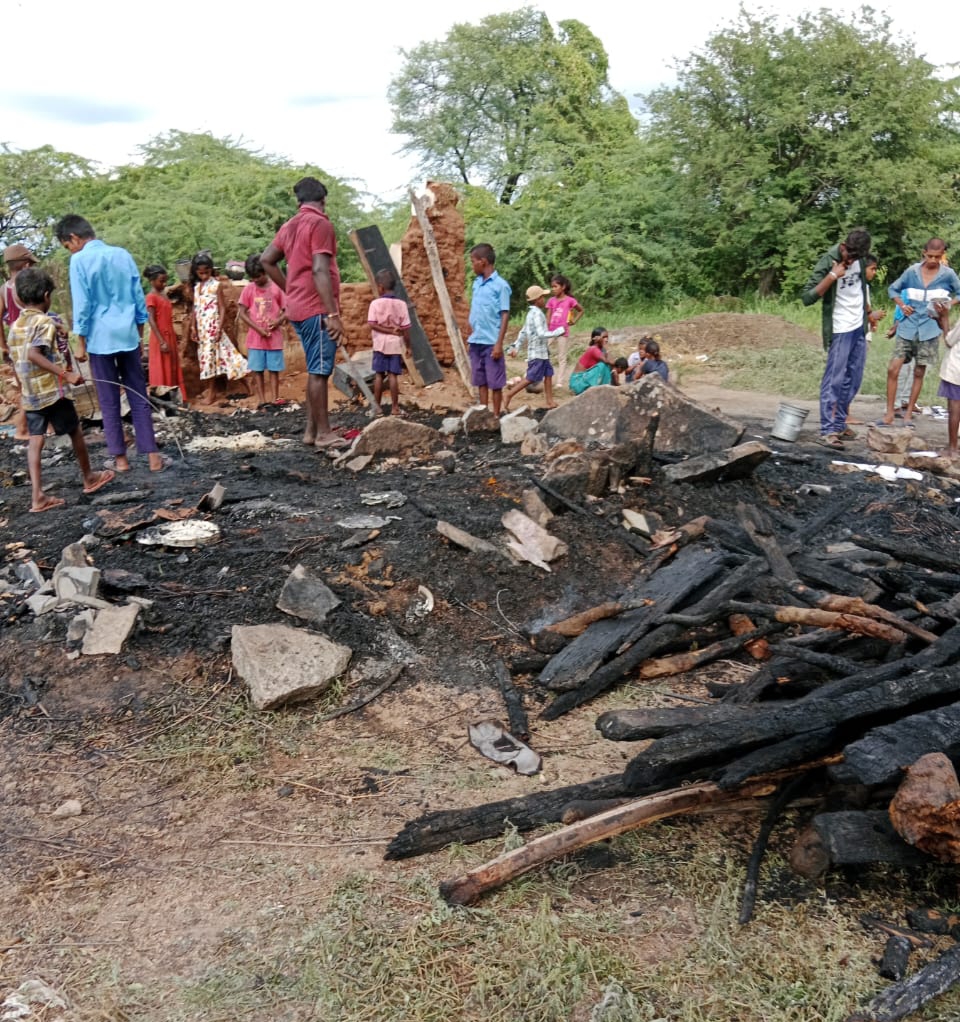 ವಿದ್ಯುತ್ ಶಾರ್ಟ್ ಸರ್ಕ್ಯೂಟ್ ಗುಡಿಸಲು ಸಂಪೂರ್ಣ ಭಸ್ಮ