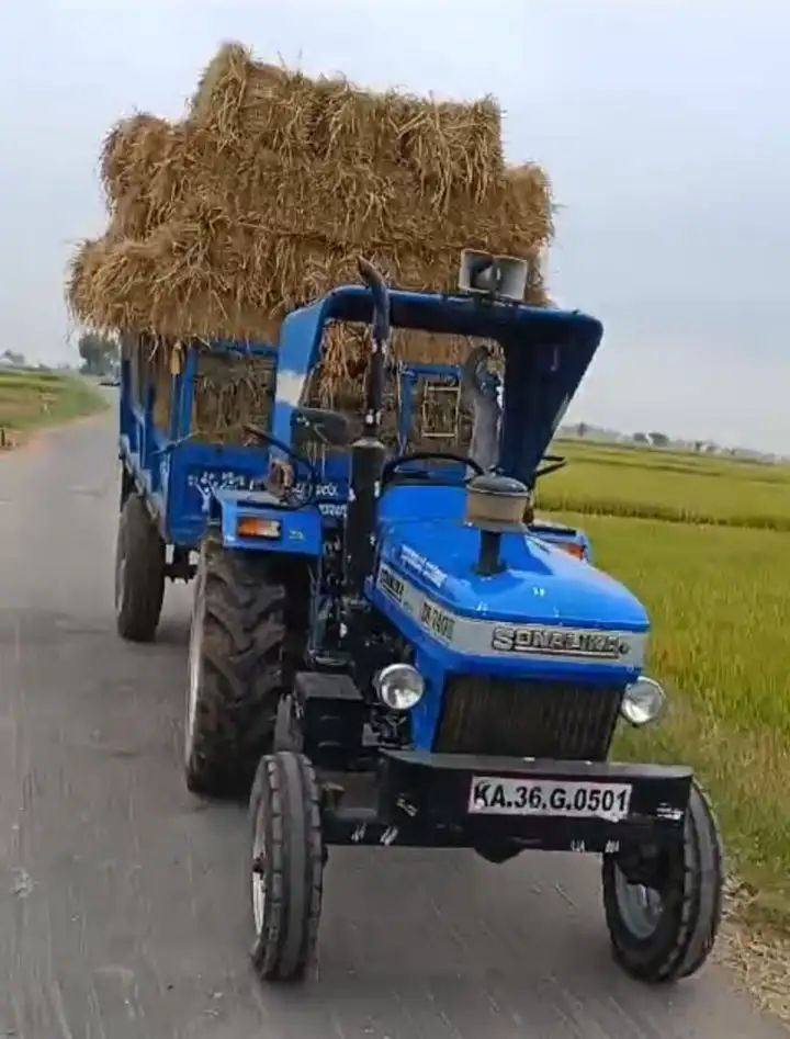 ಕಸ ವಿಲೇವಾರಿ ಮಾಡುವ ಟ್ರಾಕ್ಟರ್ ನಲ್ಲಿ ಭತ್ತದ ಹುಲ್ಲು ಸಾಗಾಣೆ