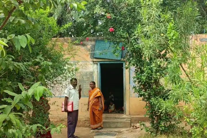 ಟೀನ್ ಶೆಡ್ ಇರುವ ಅಂಗನವಾಡಿ ಕೇಂದ್ರದಿಂದ ಸಾಮಗ್ರಿಗಳನ್ನು ಸ್ಥಳಾಂತರಿಸಿದ ಸಿಡಿಪಿಒ