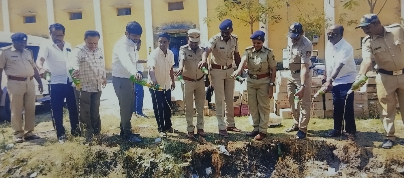 ಸಿಂಧನೂರಿನಲ್ಲಿ ಜಪ್ತಿ ಮಾಡಿಕೊಂಡಿದ್ದ ಮದ್ಯ ನಾಶ