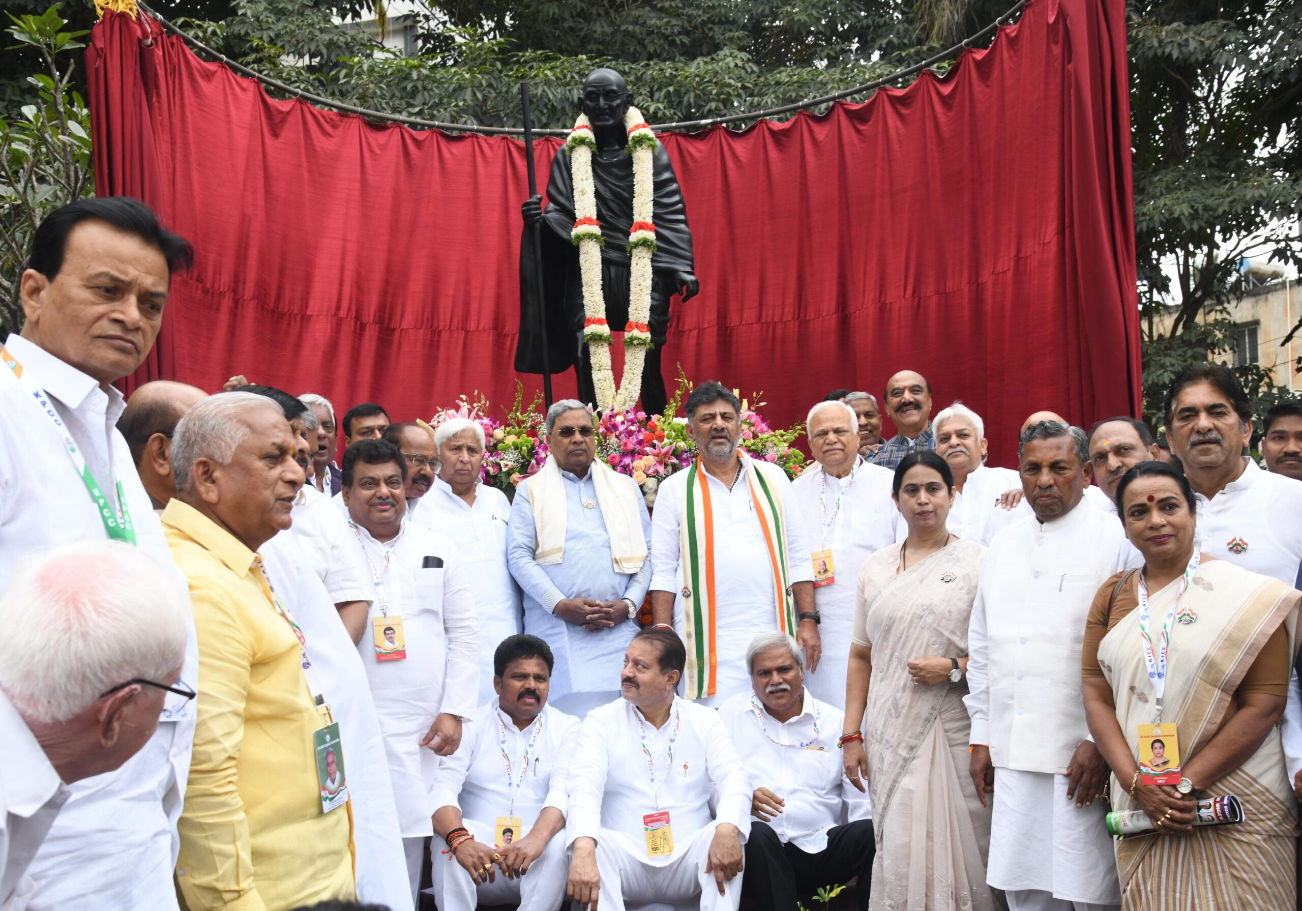 ಕಾಂಗ್ರೆಸ್ ಅಧಿವೇಶನ ಶತಮಾನೊತ್ಸವ, ವೀರಸೌಧದಲ್ಲಿ ಗಾಂಧೀ ಪ್ರತಿಮೆ ಅನಾವರಣಗೊಳಿಸಿದ ಮುಖ್ಯಮಂತ್ರಿ ಸಿದ್ಧರಾಮಯ್ಯ