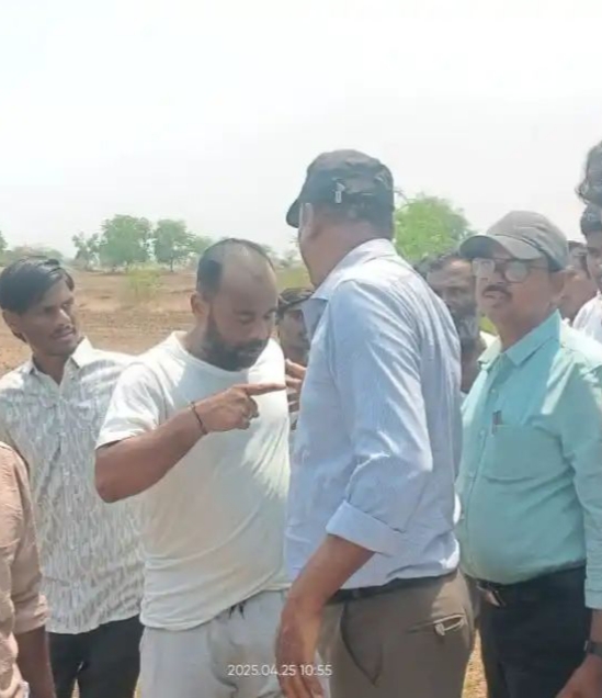 ಕುಡಿಯುವ ನೀರಿನ ಸಮಸ್ಯೆಗೆ ಸ್ಪಂದಿಸದ ಜಿಪಂ ಅಧಿಕಾರಿಗಳು, ನರೇಗಾ ತನಿಖೆ ಬಂದ ಅಧಿಕಾರಿಗಳಿಗೆ ಗ್ರಾಮಸ್ಥರು ಸುತ್ತುವರೆದು ತರಾಟೆಗೈದರು