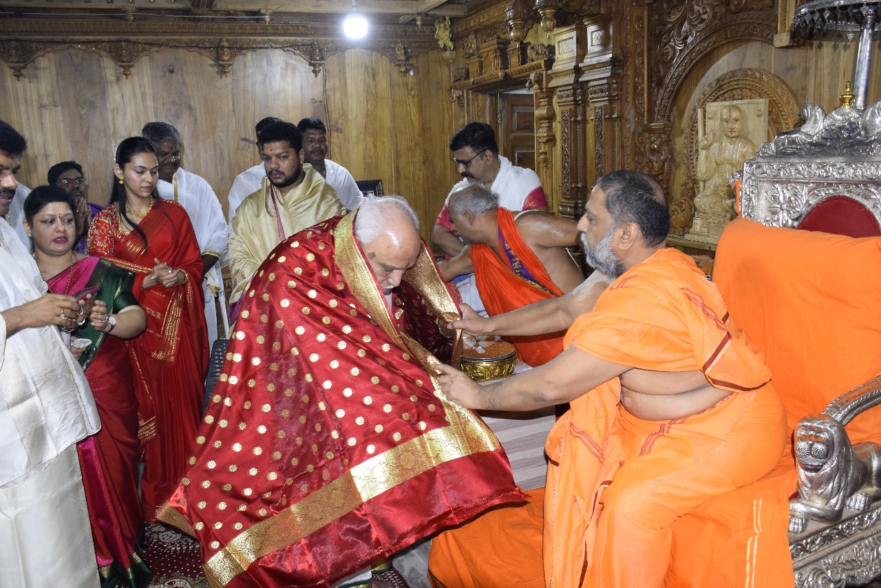 ಮಂತ್ರಾಲಯಕ್ಕೆ ಮಾಜಿ ಸಿಎಂ ಬಿ.ಎಸ್.ಯಡಿಯೂರಪ್ಪ ಕುಟುಂಬ ಸದಸ್ಯರೊಂದಿಗೆ ಮಂತ್ರಾಲಯಕ್ಕೆ ಬೇಟಿ